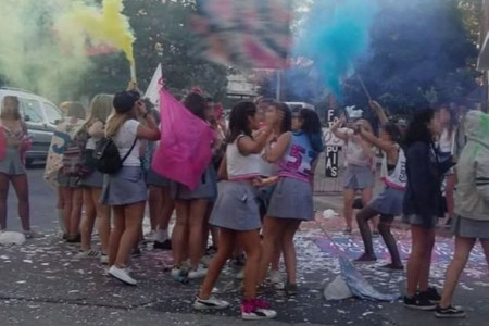 Escándalo y heridos : estudiantes del interior de Corrientes terminan en un caos